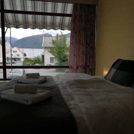 Volda Hostel, Bed And Breakfast As Lauvstad Exterior foto
